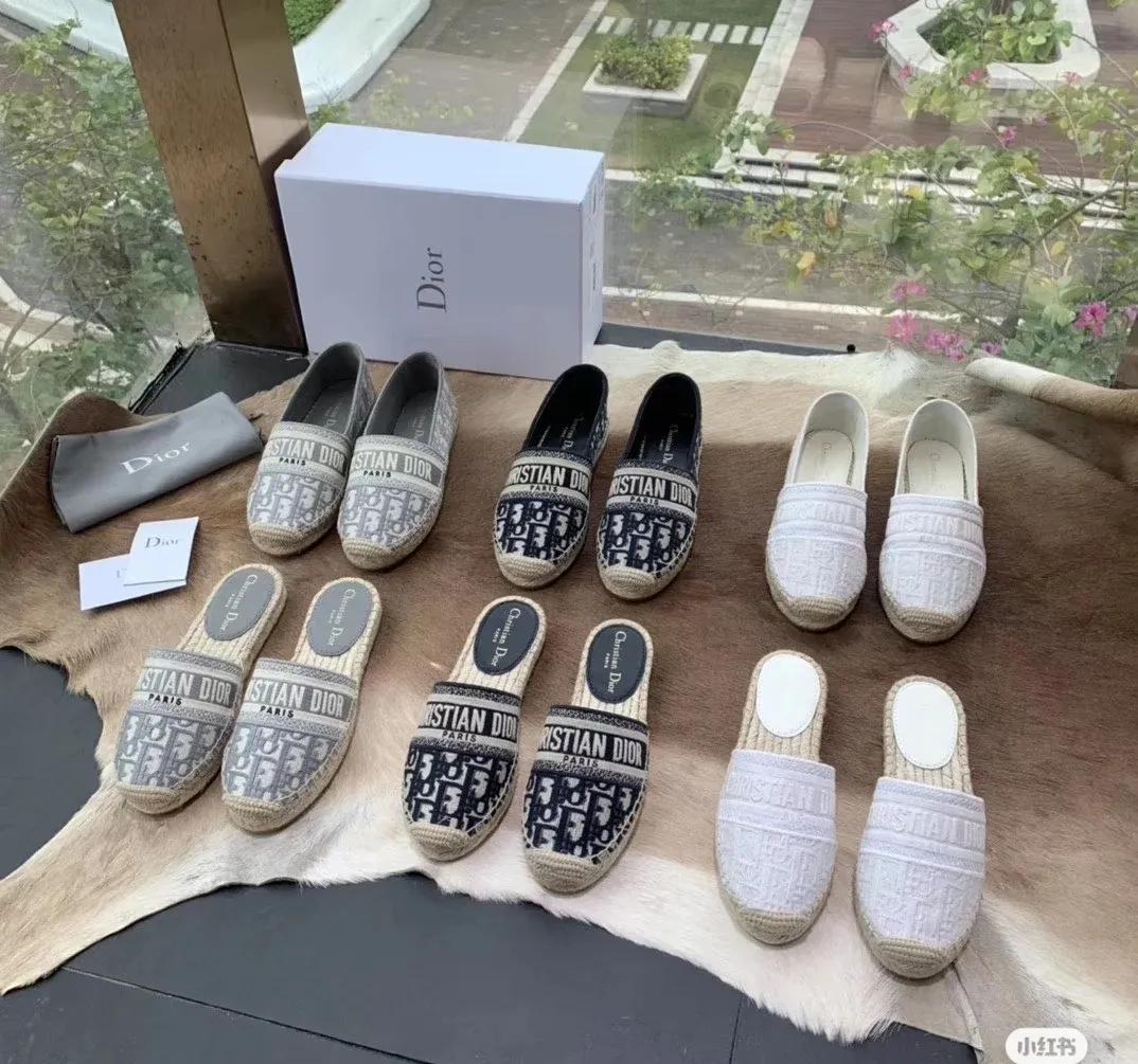 👟👟Ex-factory price 400👟👟 In 2020, new colors are coming simultaneously on the official website of the DIOR fisherman shoe series: original development, original anatomy display, exclusive outsole, you can compare as you like.  [Material] 1⃣️Sole: The only 1:1 exclusive rubber sole on the market 🌸. Fabric original embroidery. Lining: imported sheepskin, delicate and soft. [Size] 35-40.